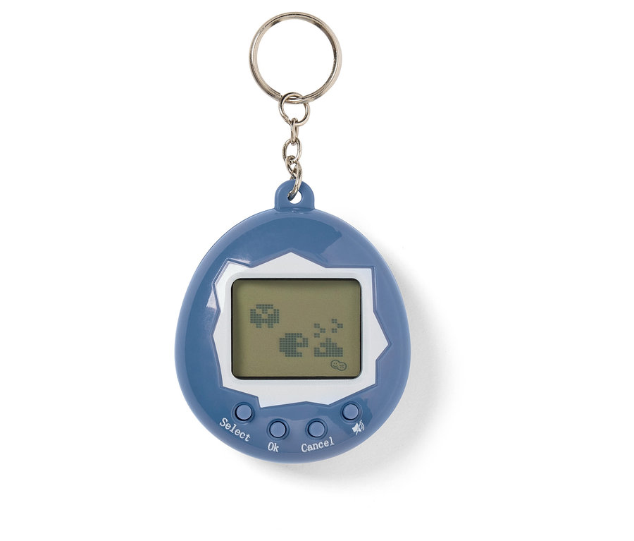 Kék Tamagotchi kulcstartóval és pixeles grafikát mutató kijelzővel.