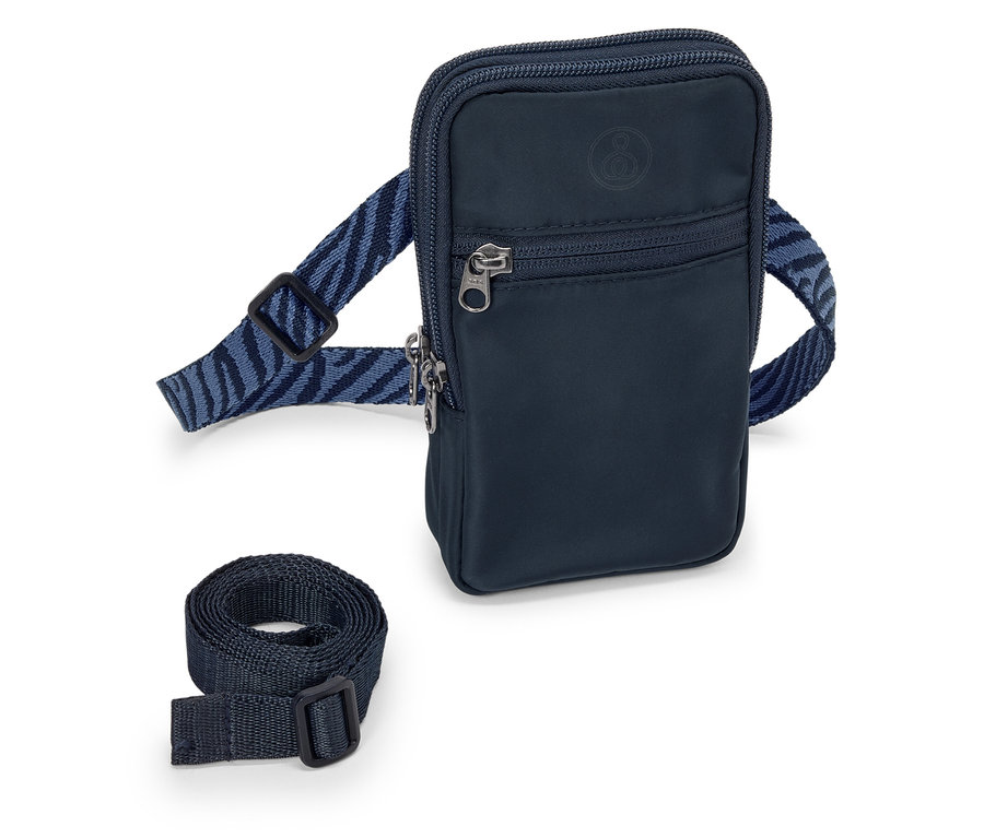 Egy sötétkék cipzáras táska pánttal fehér háttér előtt.