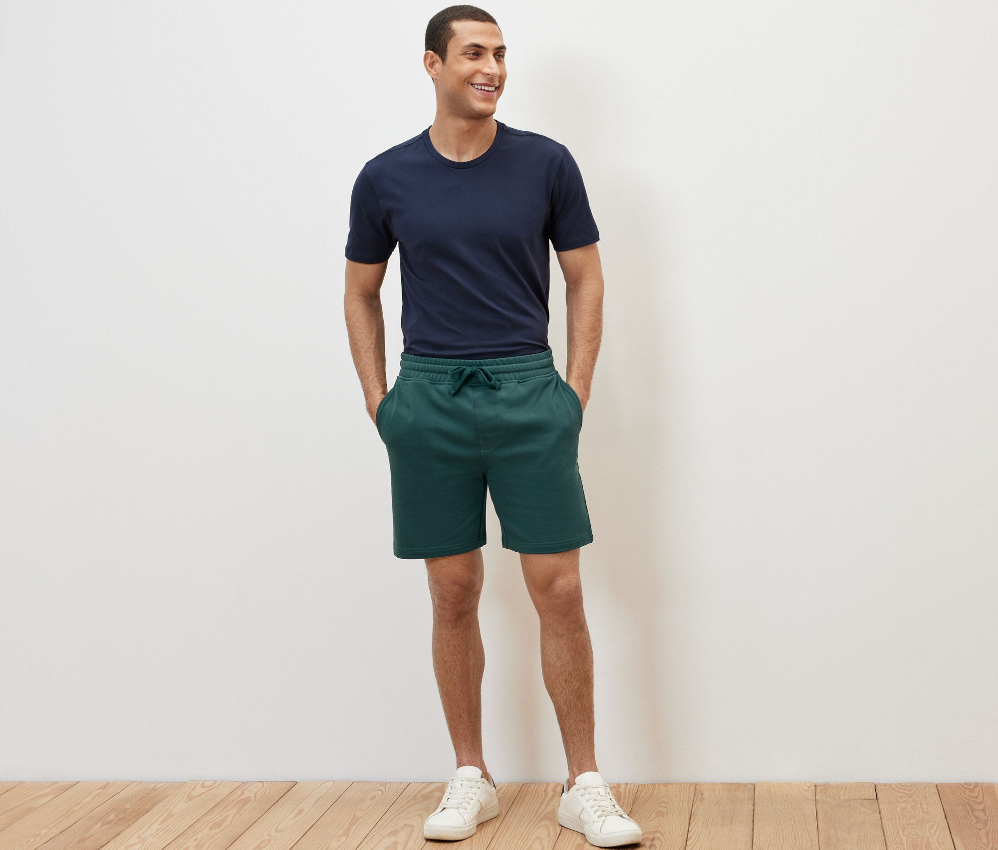 Férfi szabadidő rövidnadrágban pózol.