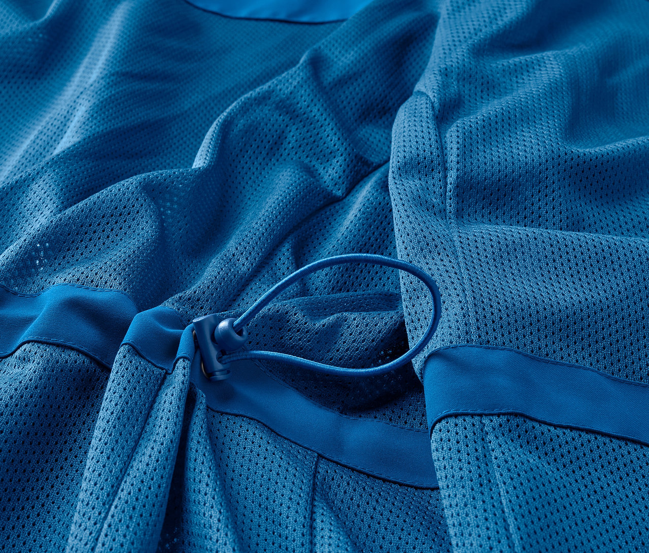 Egy kék, 3 az 1-ben funkcionális kabát részlete.