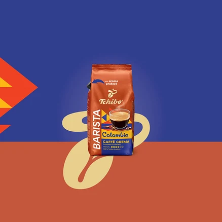 Egy csomag Tchibo Barista Colombia Caffe Crema kávé kék-piros háttérrel, sárga kiemelésekkel.