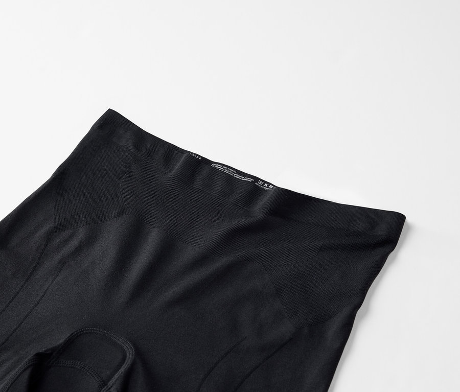 Egy fekete biciklis rövidnadrág közeli képe fehér háttérrel.