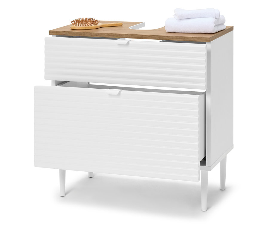 Fehér fürdőszobaszekrény két fiókkal, fa munkalappal, hajkefével és törölközőkkel.