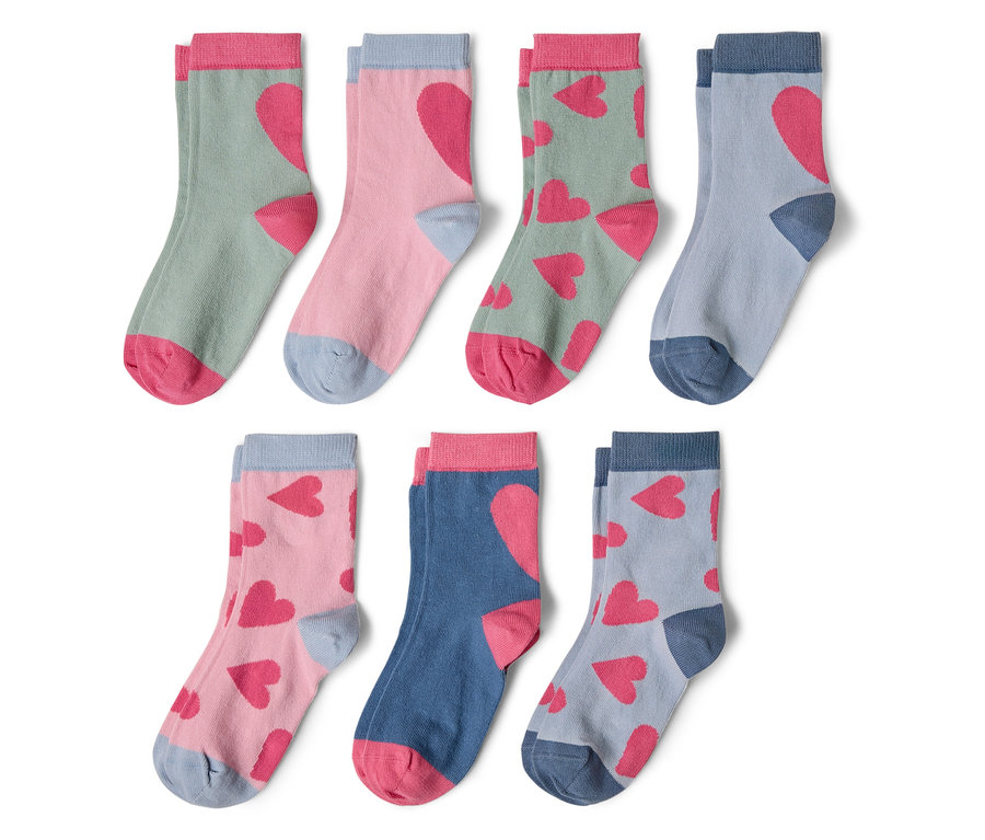 Színes, szívecskés mintájú zoknik.