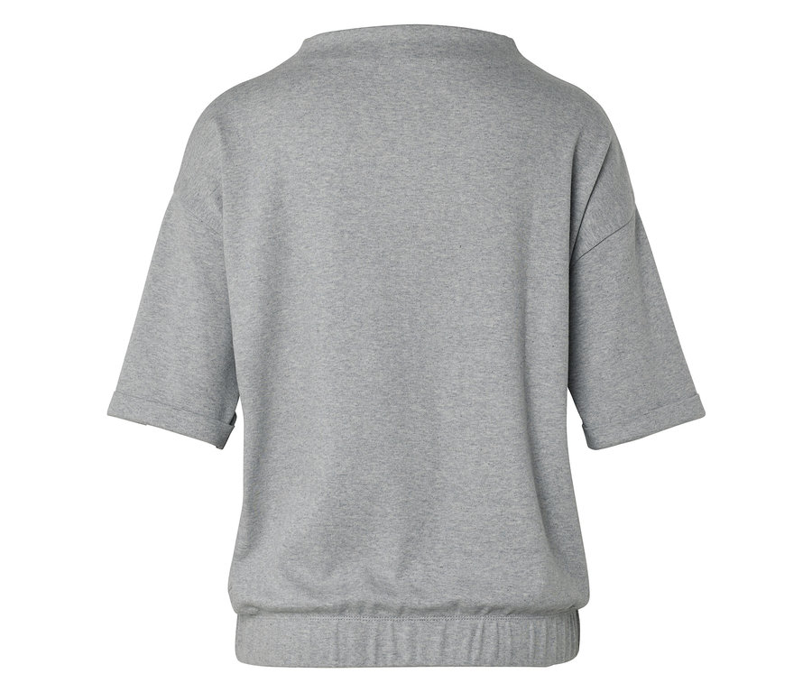 Hátulnézet egy rövid ujjú, szürke pólóról, bordázott szegéllyel.