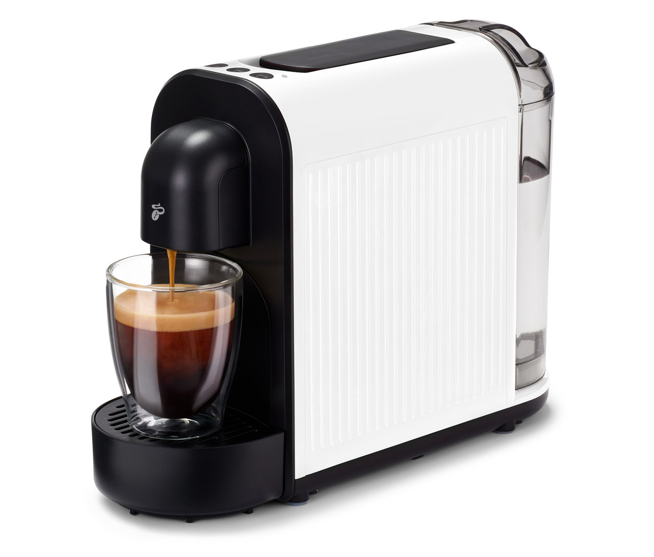 A Cafissimo now white kávéfőző kávéval tölt egy csészét. A gép fehér, fekete díszítéssel és átlátszó víztartállyal rendelkezik.