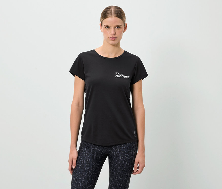 Lófarkas nő fekete "Tribal runners" feliratú pólót és leopárdmintás leggingset visel.