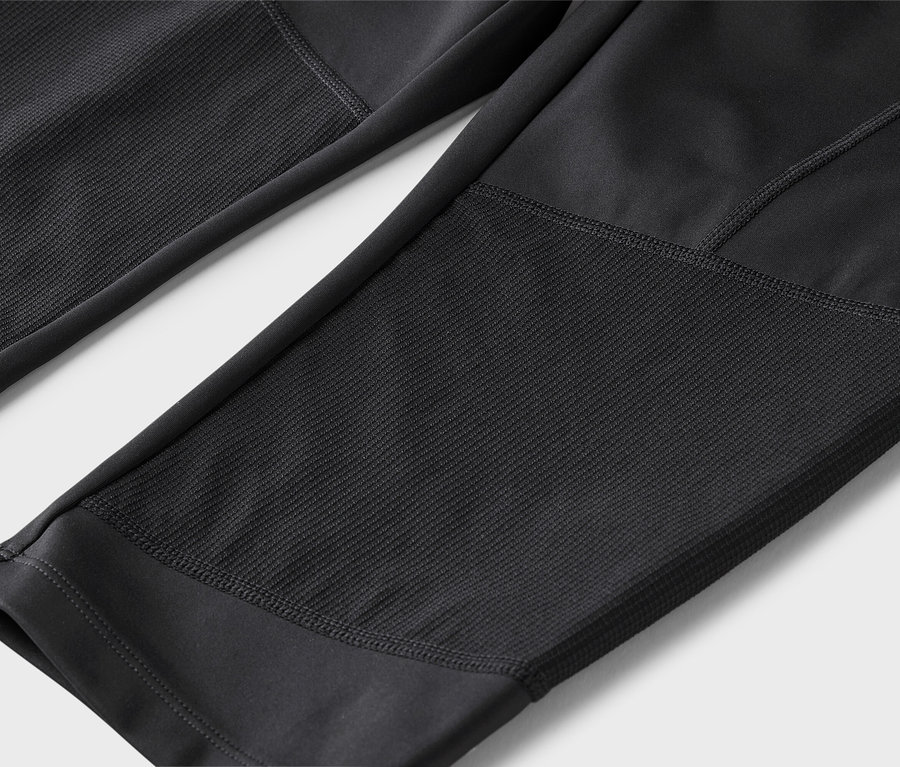 Közeli kép fekete leggingsről texturált betétekkel.