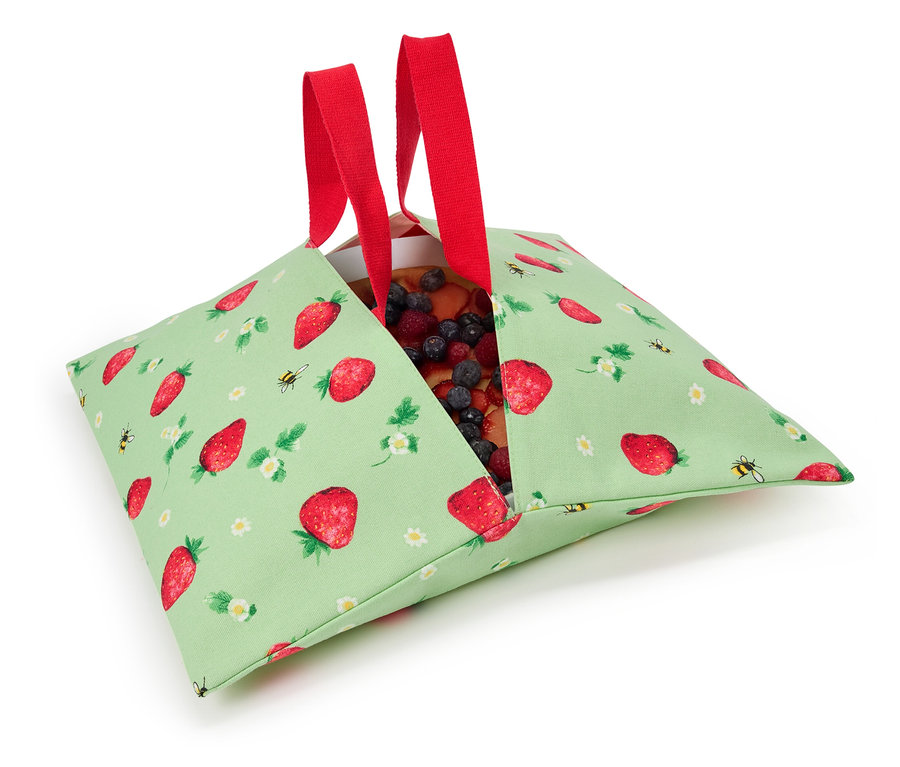 Epertorta egy zöld, epres mintás vászontáskában, piros fogantyúkkal.