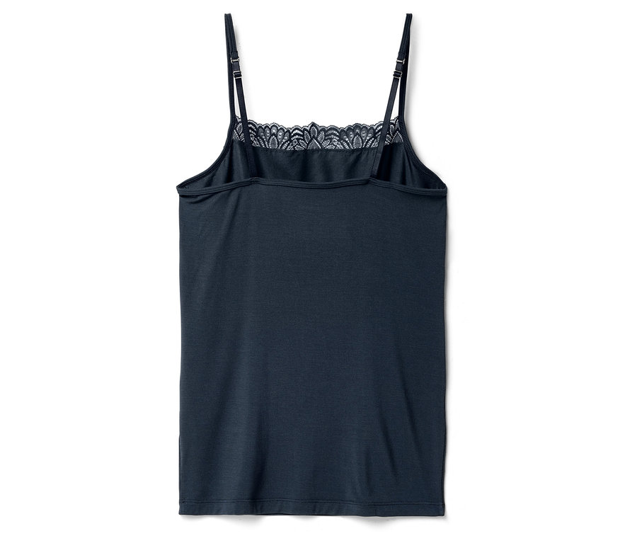 Sötétkék, csipkés nyakú trikó hátulról fényképezve.