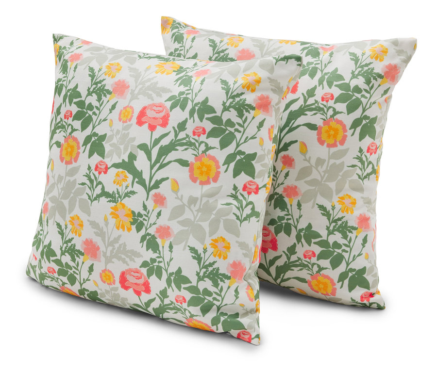 Két négyzet alakú párna sárga, rózsaszín és zöld virágmintával fehér háttér előtt.