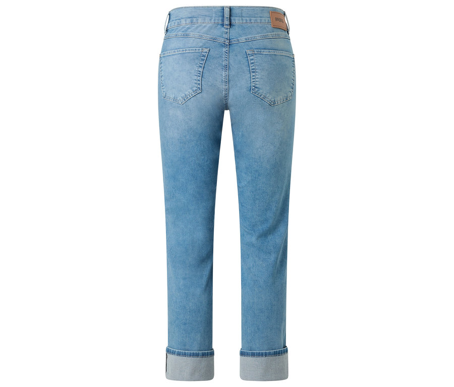 Világos farmernadrág felhajtott szegéllyel, hátulról fényképezve.