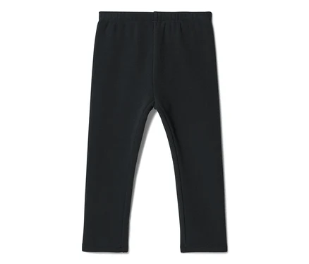 Fekete leggings rugalmas derékrésszel, laposan fektetve.