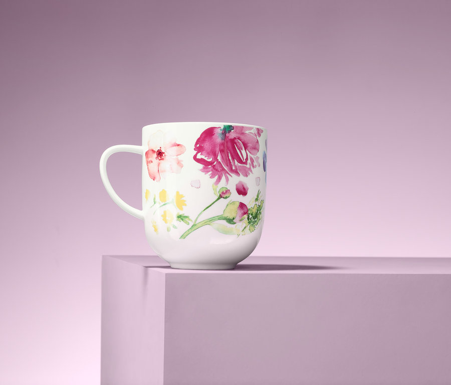 Egy virágos nagy bögre lila háttérrel.