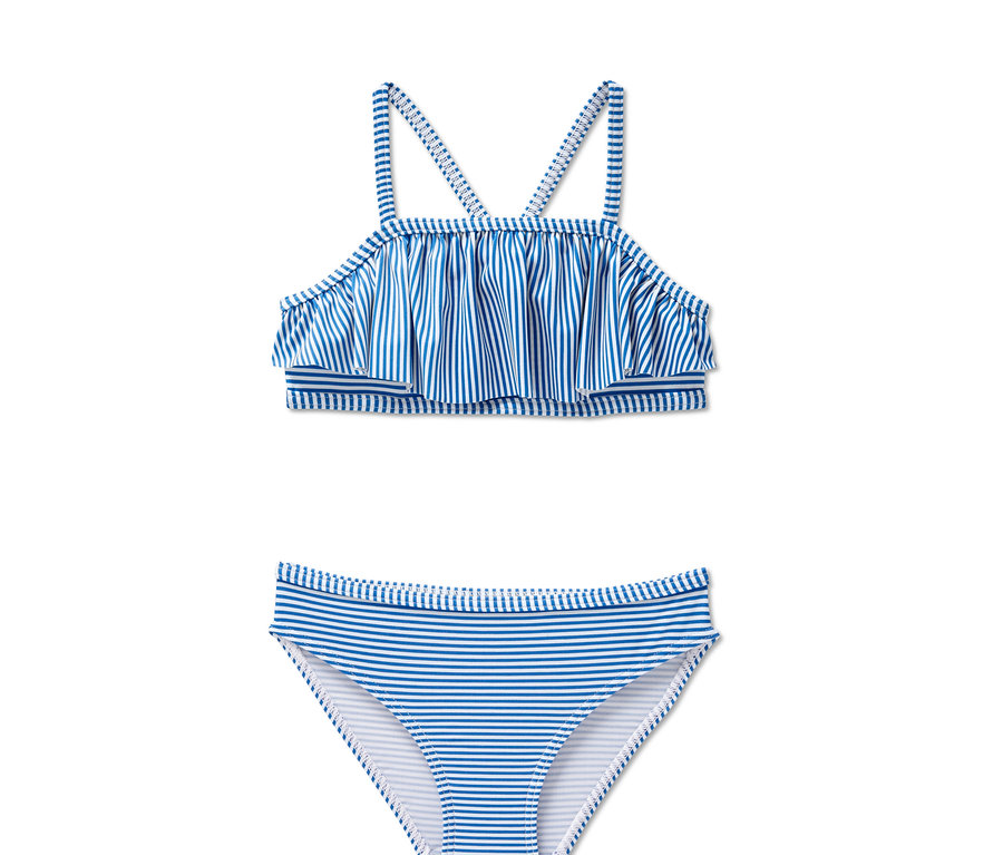 Egy kék-fehér csíkos bikini fodrokkal.