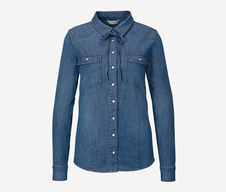 Kék, hosszú ujjú farmerblúz gombokkal és nyakkendővel.