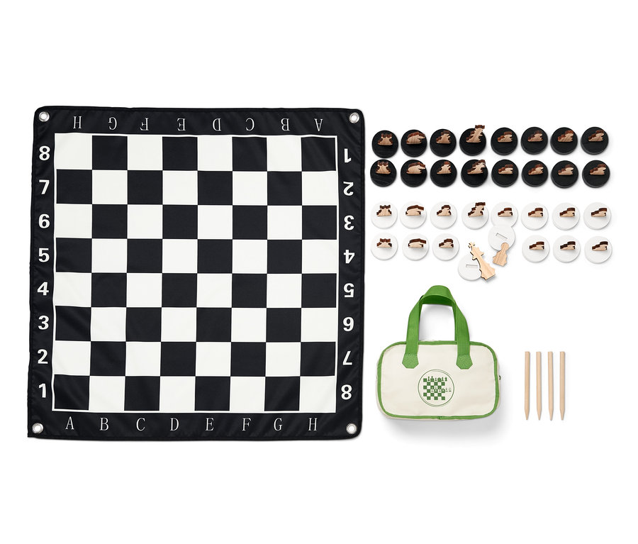 Egy XL-es sakkjáték sakktáblával, figurákkal és táskával.