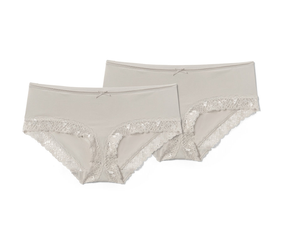 Két mandula színű, csipkés női alsó.