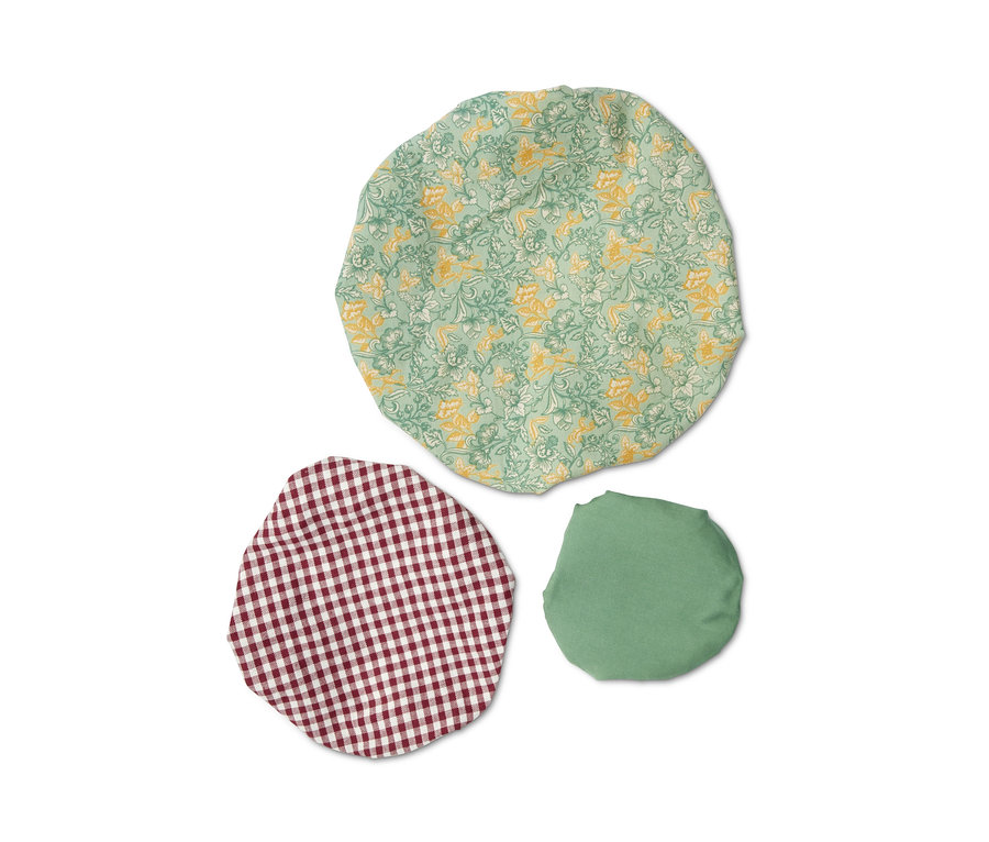 Három különböző mintájú textil frissentartó fedél egy fehér háttéren.