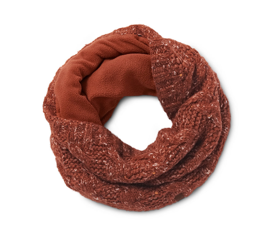 Egy rozsdabarna, polárbéléssel ellátott kötött csősál.