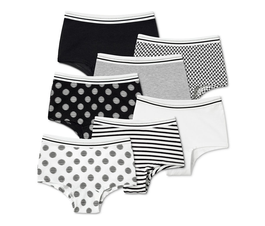 Hét darab lány alsó különböző mintákkal, fekete, fehér, szürke és nyomtatott.