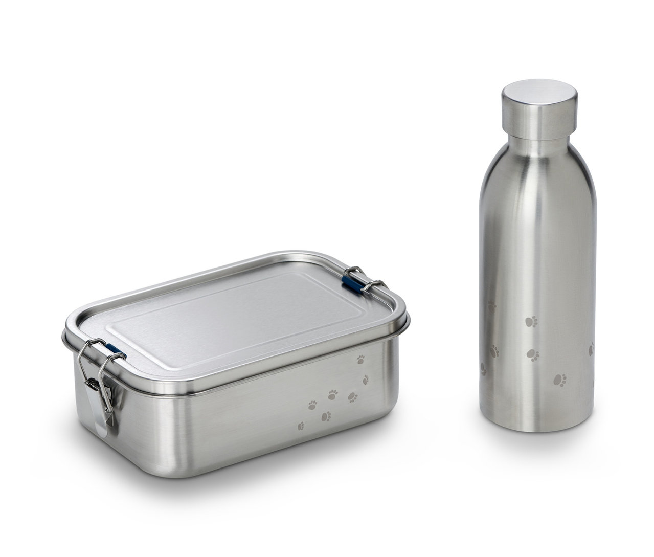 Egy rozsdamentes acél ételhordó doboz és egy kulacs egy fehér háttéren.