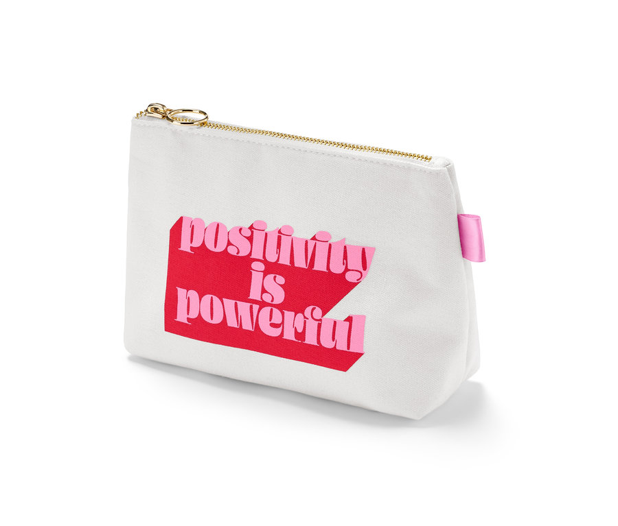Fehér neszesszer "positivity is powerful" felirattal.