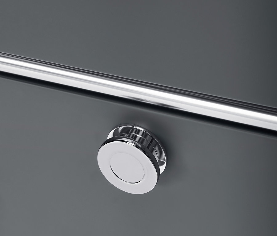 Egy szürke, fiókos és ajtós görgős tároló részlete, krómozott fogantyú.