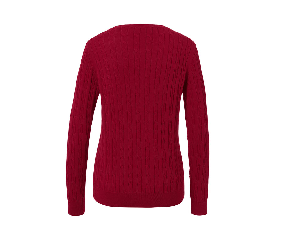 Piros kötött pulóver.