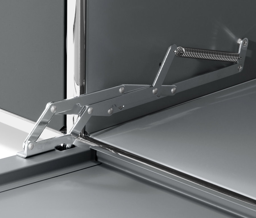 Nagyított kép egy szürke »CN3« komódról lenyitható ajtóval és fém mechanizmussal.