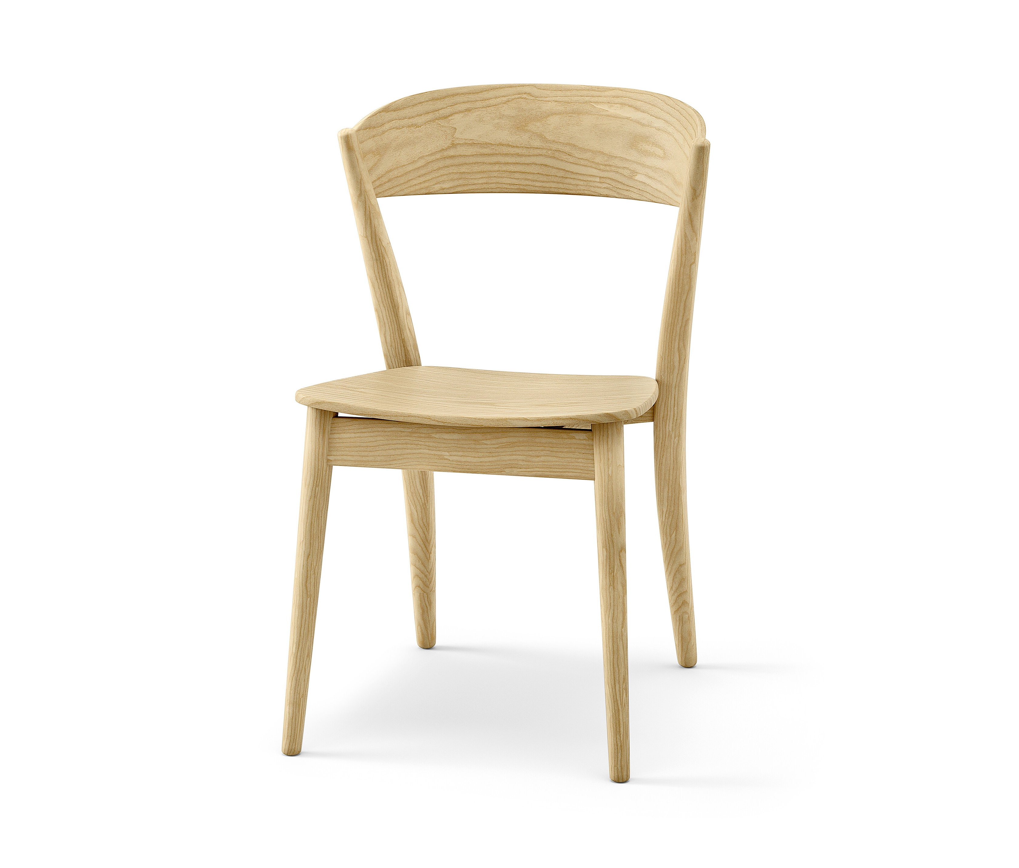 Egy világos fa szék fehér háttérrel.