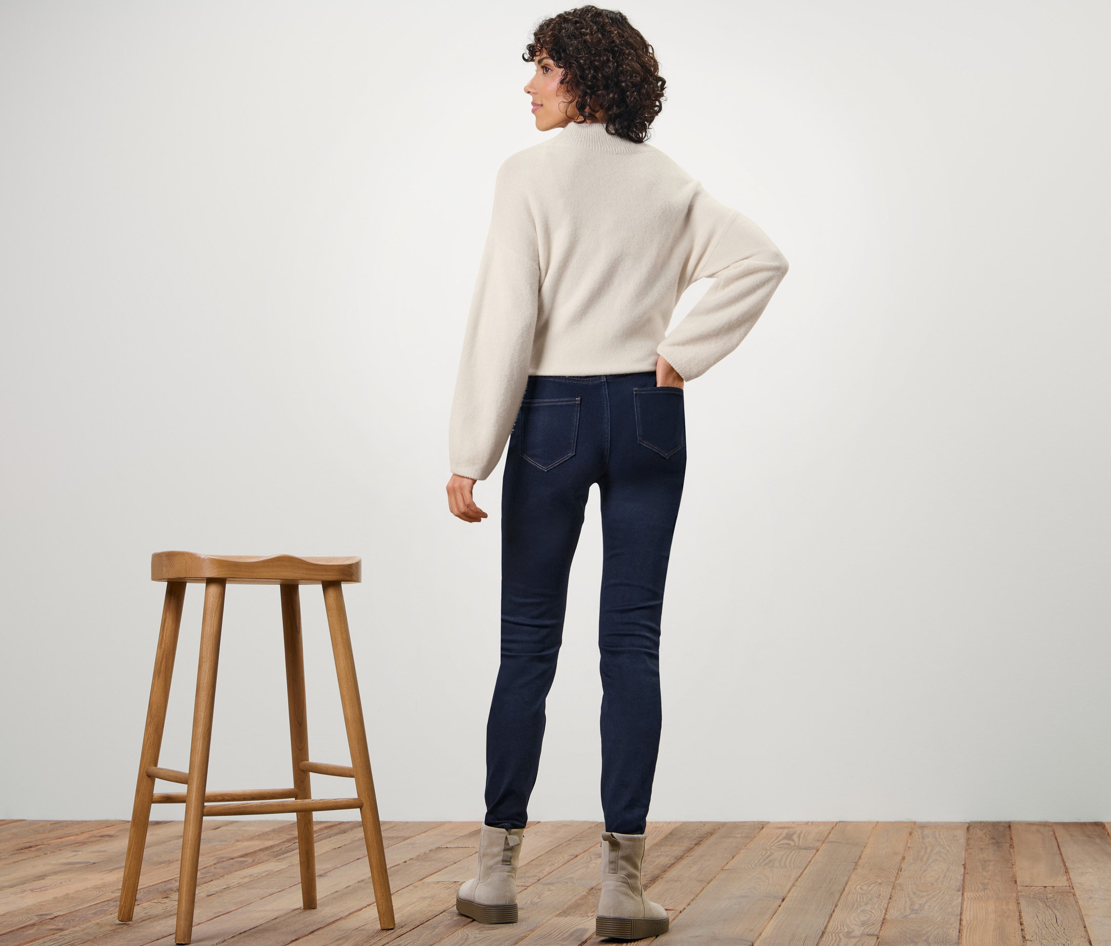 Hátulról látható nő sötétkék farmerhatású női termotreggingsben.