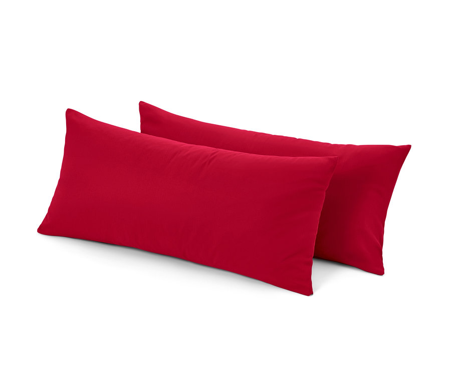 Két piros mikroszálas flanel párnahuzat egymáson.