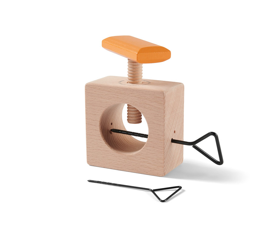 Egy 2 az 1-ben fa gesztenyefúró és diótörő narancssárga fogantyúval és fekete fúróval.