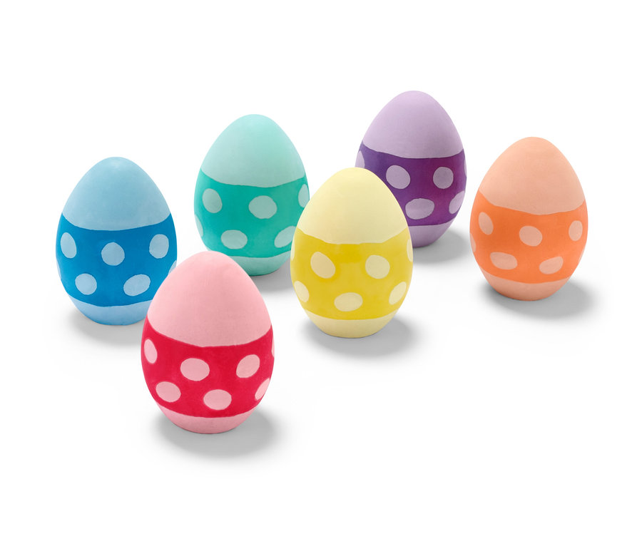 Hat színes, tojás alakú utcai kréta pöttyökkel.