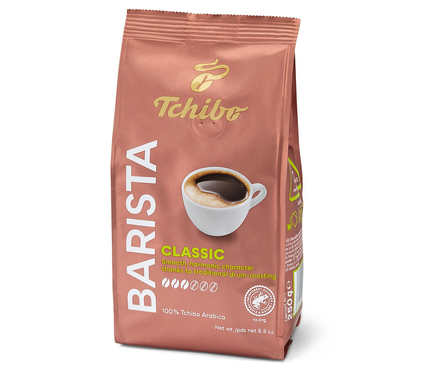 Egy csomag Tchibo Barista Classic őrölt kávé egy csésze kávé illusztrációjával.