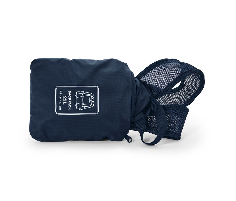 Egy sötétkék összehajtható hátizsák.