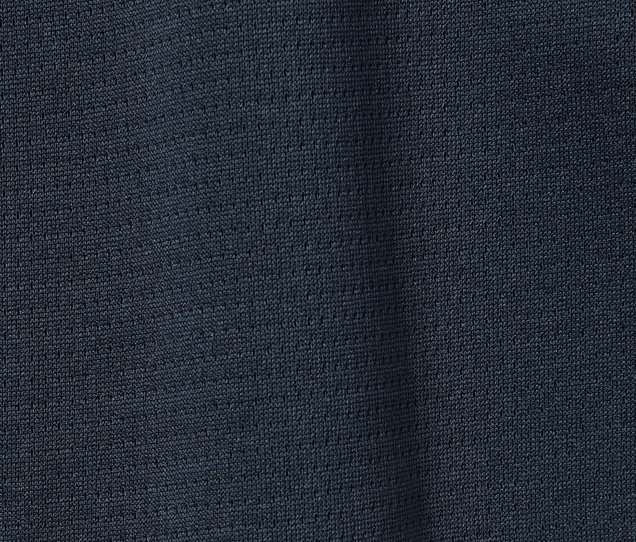 Közeli kép egy sötétkék/fekete fiú sportfelsőről (2 db-os szettből).