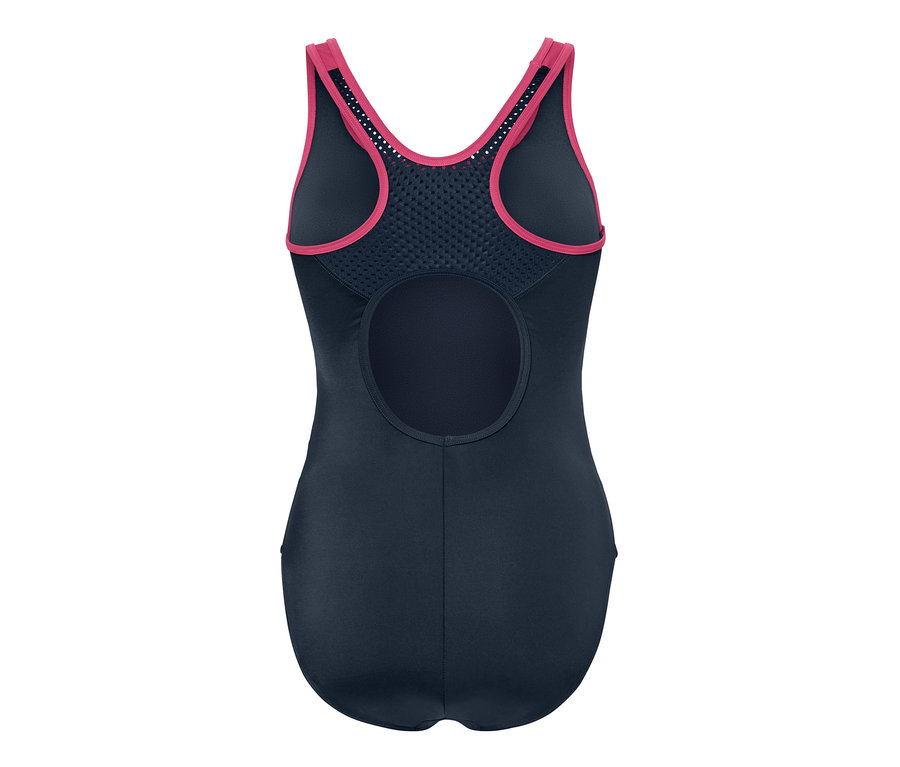 Egy sport fürdőruha részletes hátnézete rózsaszín díszítéssel.