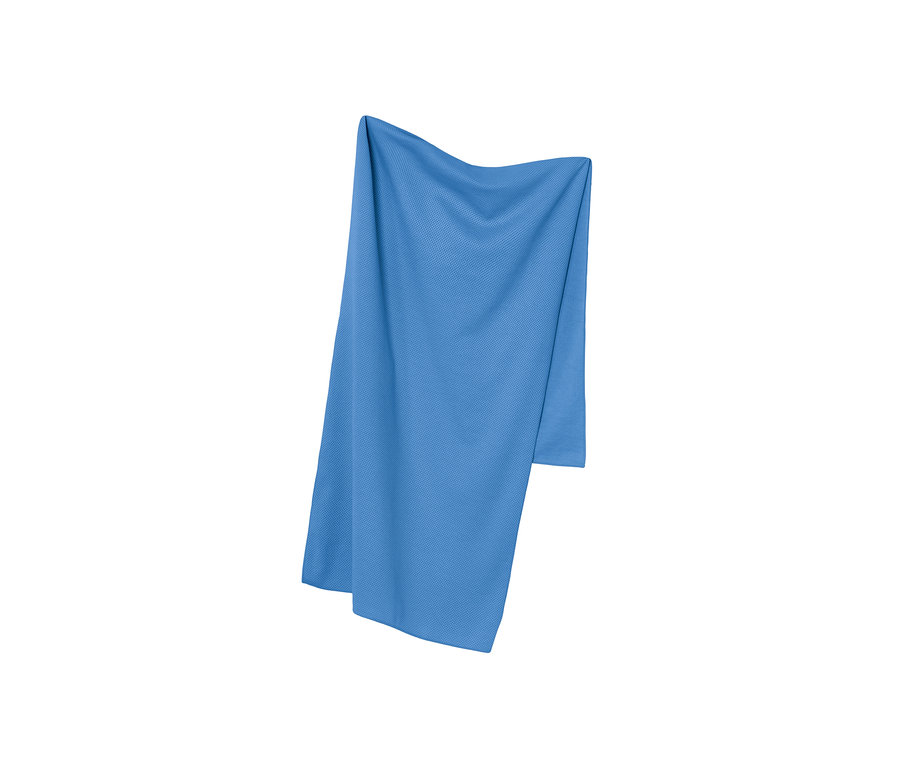 Egy égszínkék hűsítő sporttörölköző lóg lefelé.