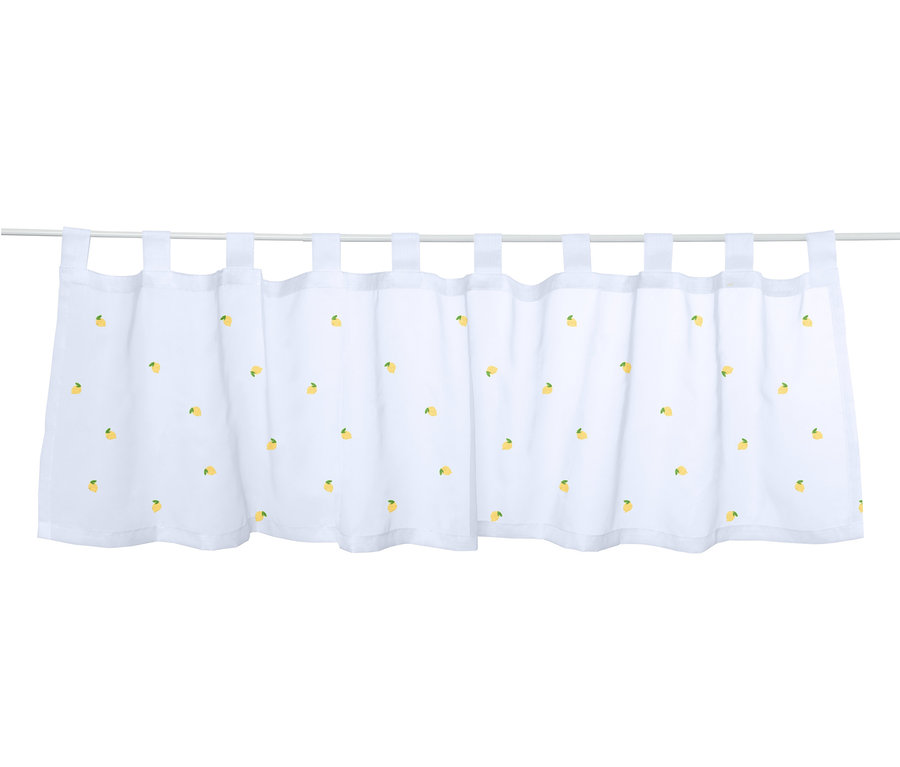 Egy fehér, hímzett félfüggöny citrom mintával, rúdra akasztva.