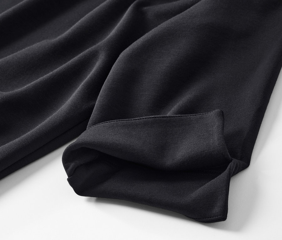 Egy fekete, háromnegyedes ujjú, modálkeverékből készült női ruha részletfotója.