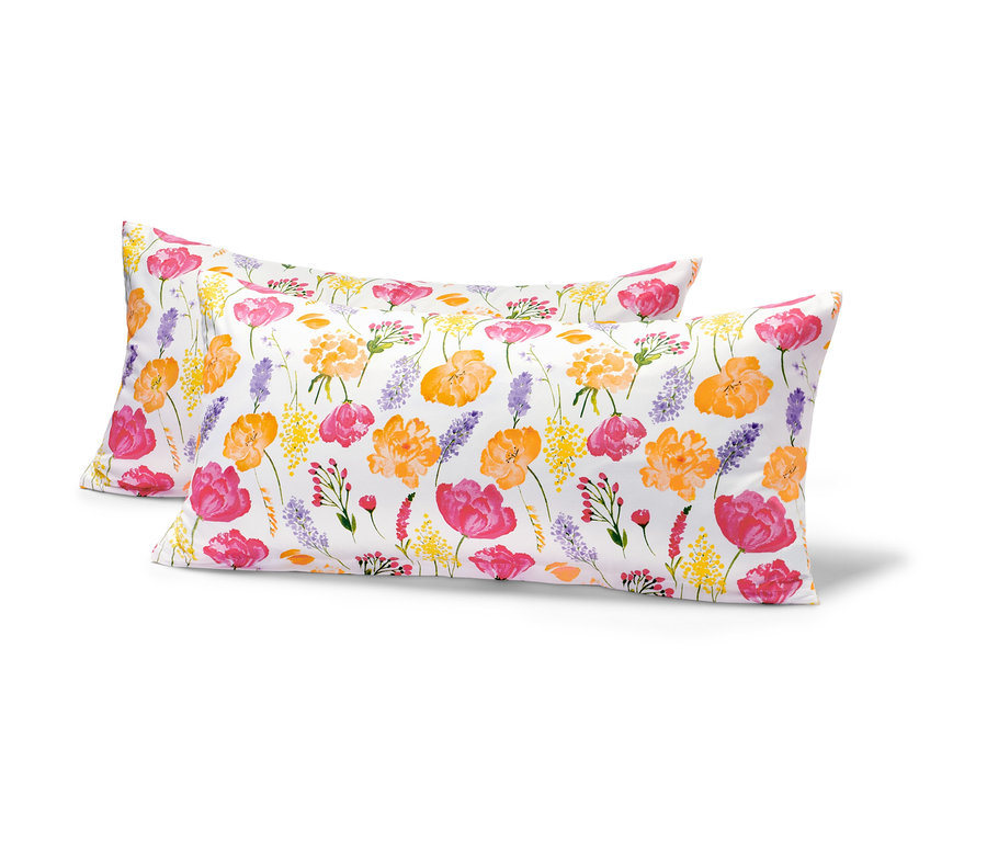 Két virágmintás mikroszálas párnahuzat.