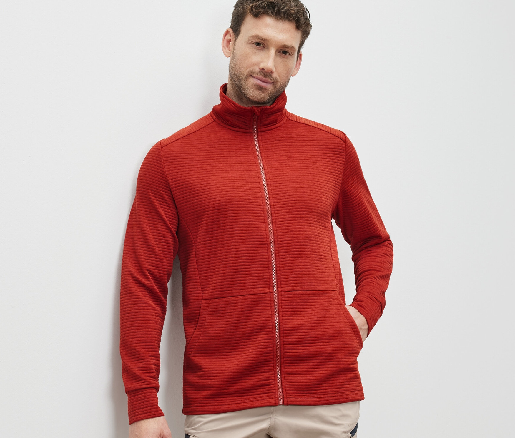 Férfi visel piros funkcionális felsőt.