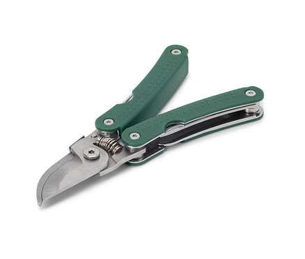 Egy multifunkcionális kerti olló látható zöld markolattal.