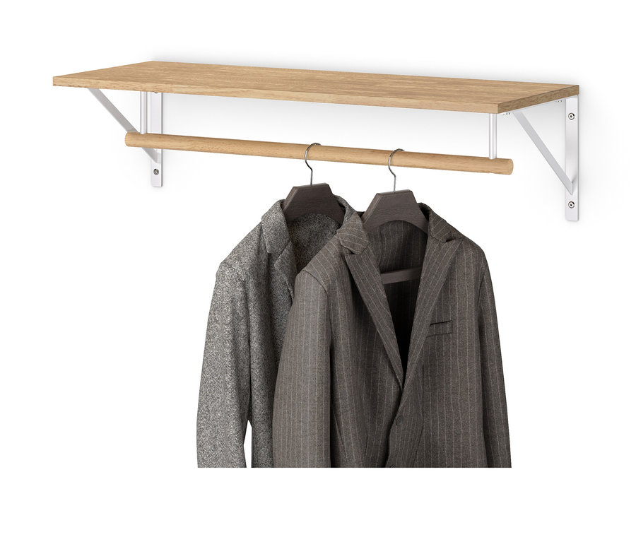 Két kabát lóg egy fali fogason.