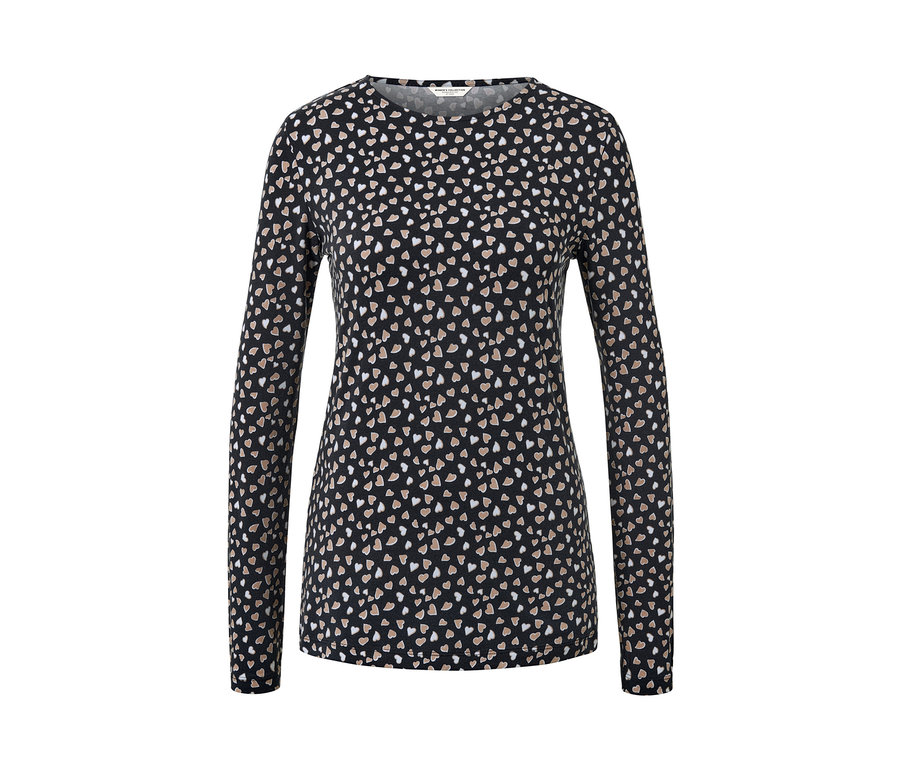 Egy fekete, szivecskés mintás hosszú ujjú felső.