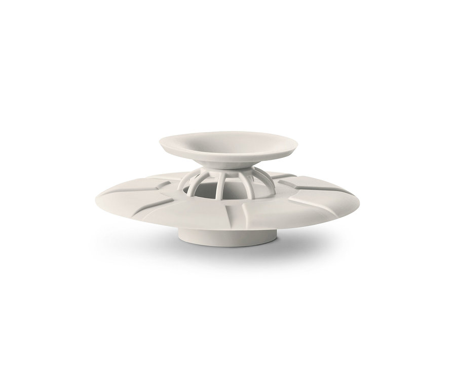 Egy fehér lefolyószűrő és dugó fehér háttéren.