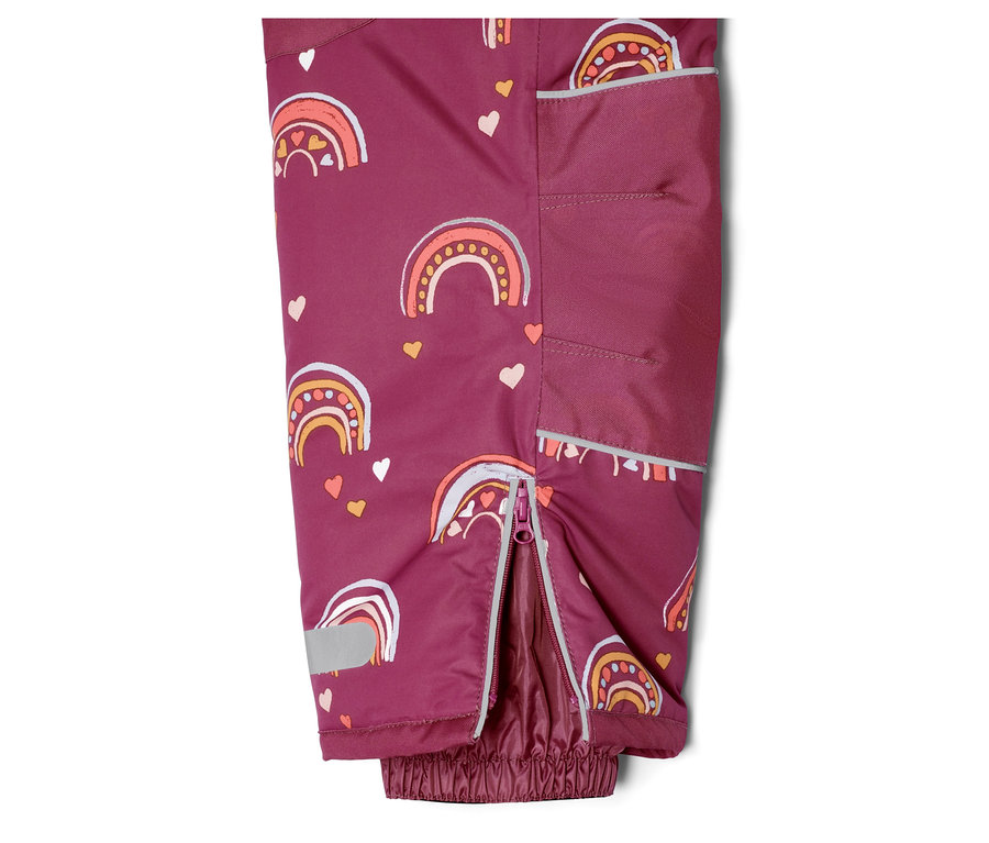 Egy lila, szivárvány mintás gyerek téli overall részlete.