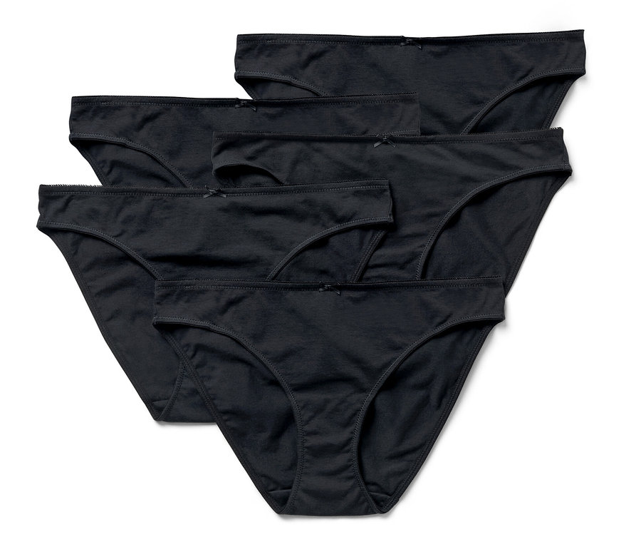 Öt fekete női alsó fehér háttéren.